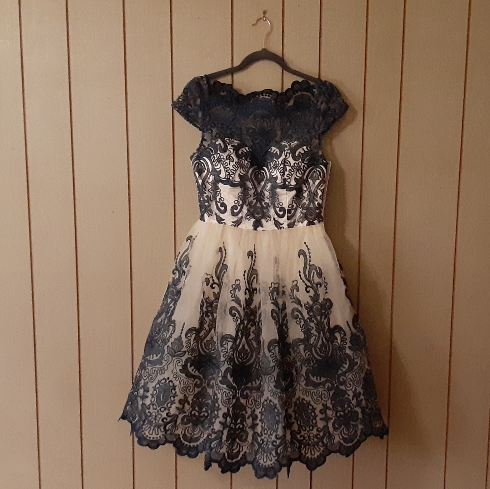 NWT Chi Chi London Embroidered Formal Dress Size 8